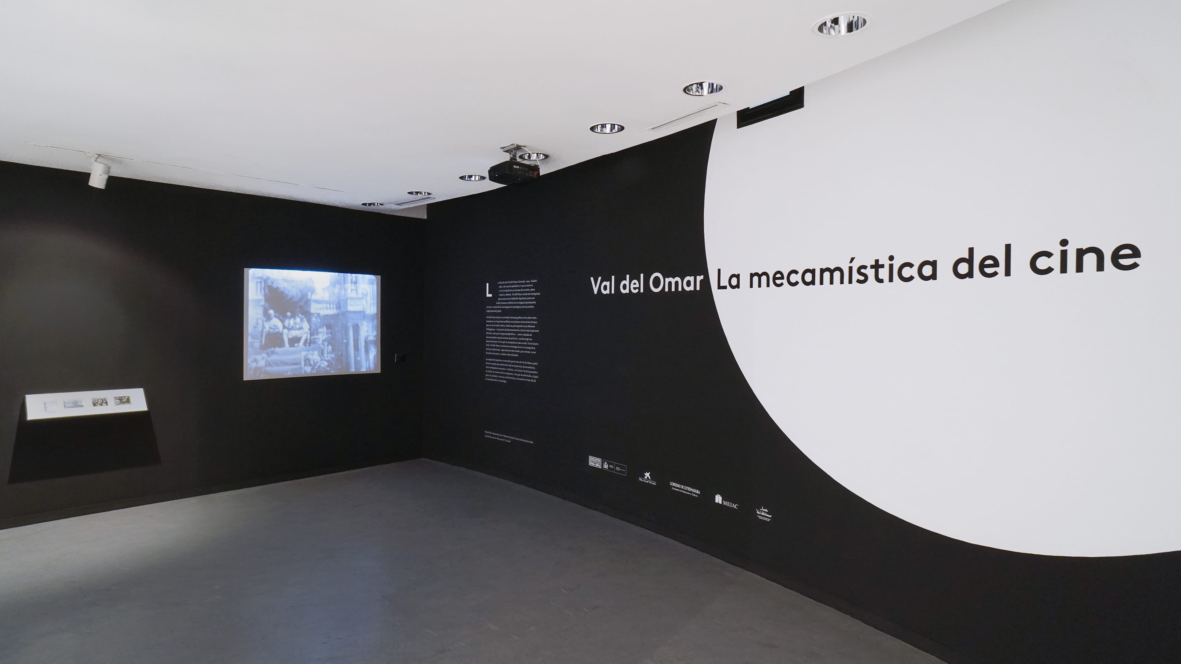 Mancheta de la muestra Val del Omar, La mecamística del cine. MEIAC - Museo Nacional Centro de Arte Reina Sofía, Badajoz